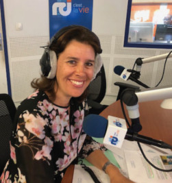 Emmanuelle Martin est interviewée au micro de RCI Guadeloupe Martinique