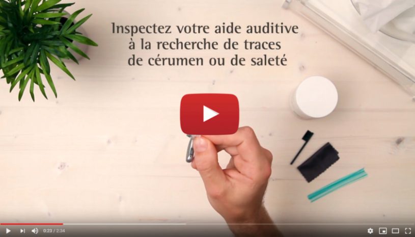 Tutoriel vidéo pour nettoyer vos aides auditives avec un tube fin de la marque Phonak