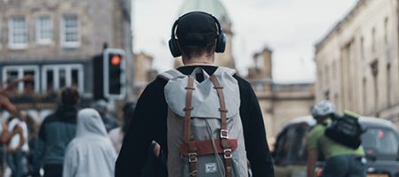 Jeune avec un casque de musique
