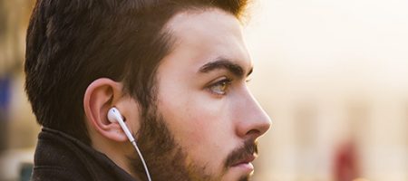 Jeune écoutant de la musique prolongée et trop forte