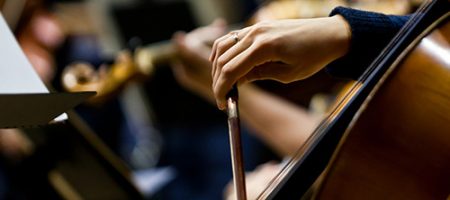Musicien jouant du violon et stimulant son cerveau