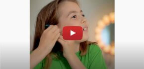 Vidéo "Laura est prête pour son premier jour d'école, ses aides auditives aussi" de la marque PHONAK