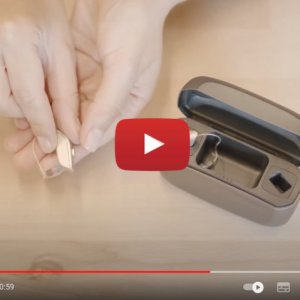 Vidéo "Placer l'aide auditive dans un chargeur Premium - ReSound ONE" de la marque RESOUND
