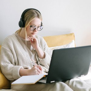 Tout savoir sur les bienfaits de la musique sur le travail, avec Audition Conseil France.
